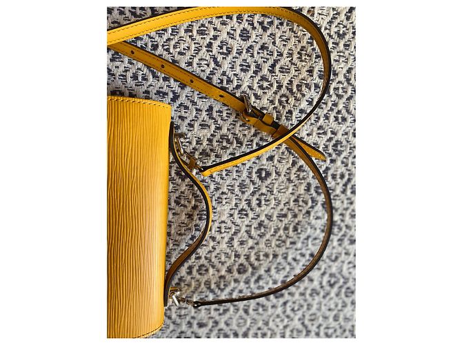 Borsa a tracolla Louis Vuitton Monceau in pelle Epi gialla Giallo - vista 12