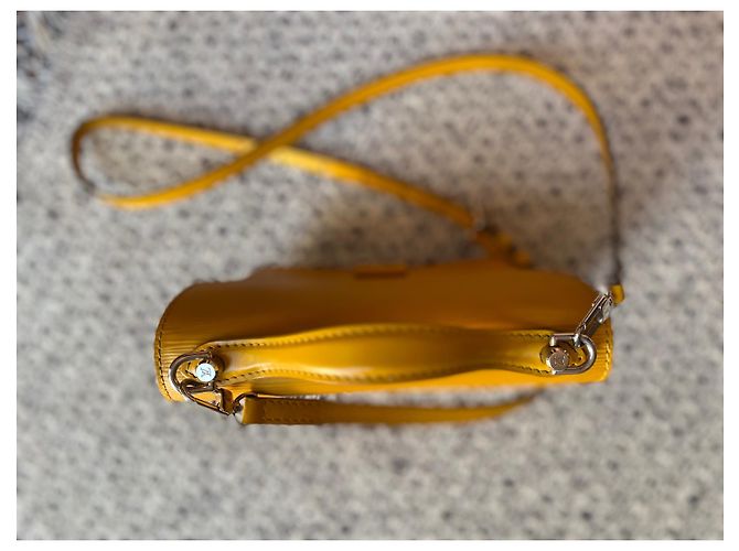 Borsa a tracolla Louis Vuitton Monceau in pelle Epi gialla Giallo - vista 5