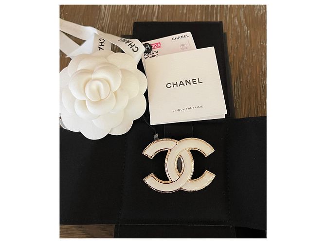 Chanel Grande spilla in metallo color oro con logo CC in smalto bianco - vista 10