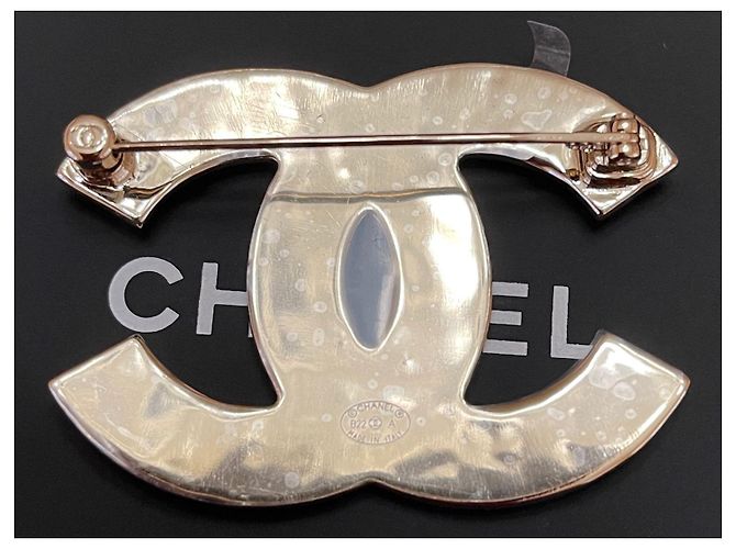Chanel Grande spilla in metallo color oro con logo CC in smalto bianco - vista 2