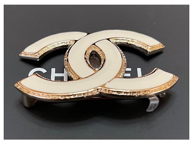Chanel Grande spilla in metallo color oro con logo CC in smalto bianco - vista 3