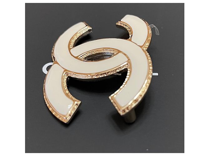 Chanel Grande spilla in metallo color oro con logo CC in smalto bianco - vista 4