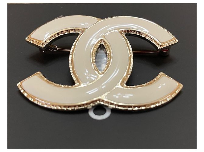 Chanel Grande spilla in metallo color oro con logo CC in smalto bianco - vista 5