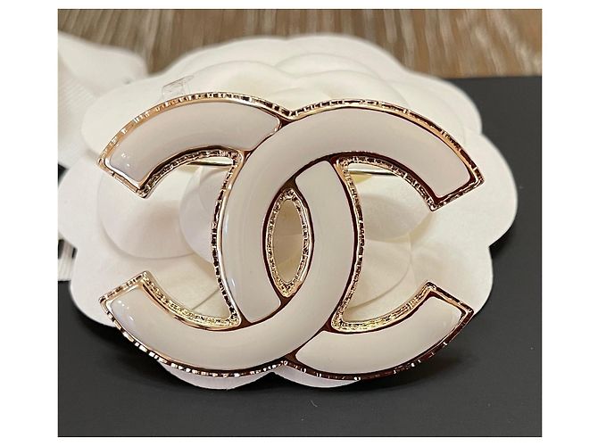 Chanel Grande spilla in metallo color oro con logo CC in smalto bianco - vista 6
