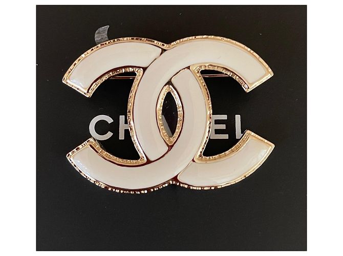 Chanel Grande spilla in metallo color oro con logo CC in smalto bianco - vista 7