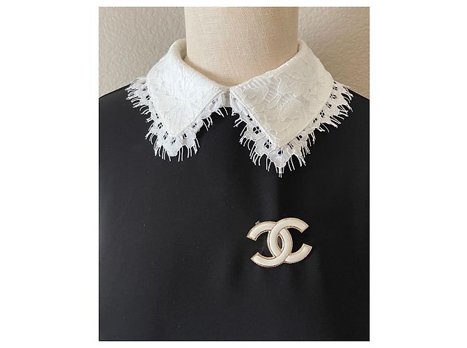 Chanel Grande spilla in metallo color oro con logo CC in smalto bianco - vista 8