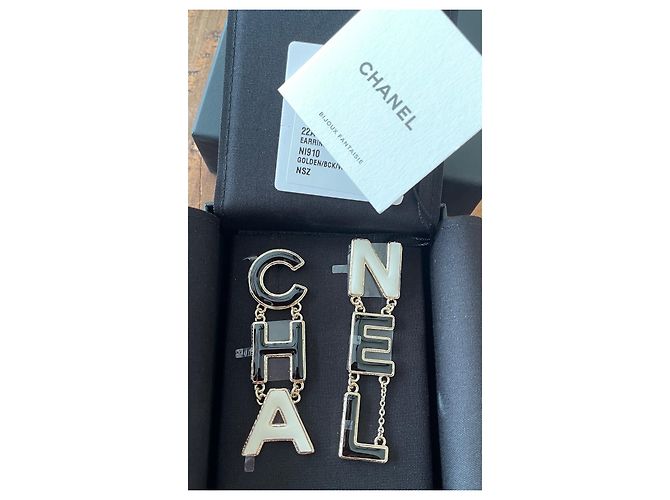 CHANEL Orecchini in metallo color oro con logo smaltato nero/bianco Multicolore - vista 10