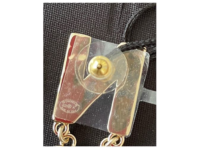 CHANEL Orecchini in metallo color oro con logo smaltato nero/bianco Multicolore - vista 4