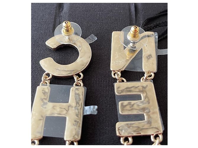 CHANEL Orecchini in metallo color oro con logo smaltato nero/bianco Multicolore - vista 5