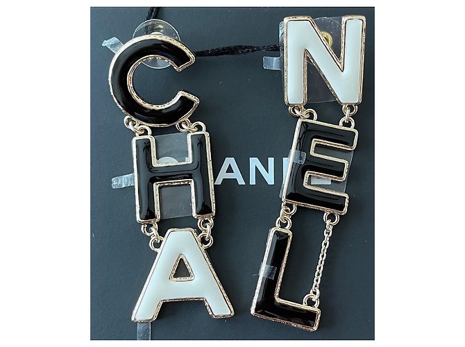 CHANEL Orecchini in metallo color oro con logo smaltato nero/bianco Multicolore - vista 7