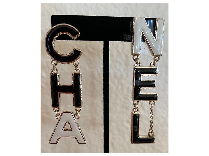 CHANEL Orecchini in metallo color oro con logo smaltato nero/bianco Multicolore - vista 8