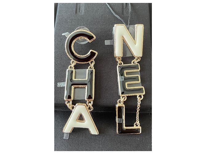 CHANEL Orecchini in metallo color oro con logo smaltato nero/bianco Multicolore - vista 9