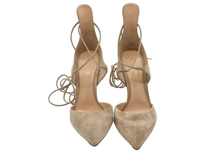 Gianvito Rossi Ankle Wrap Pumps aus beigem Wildleder - Ansicht 2