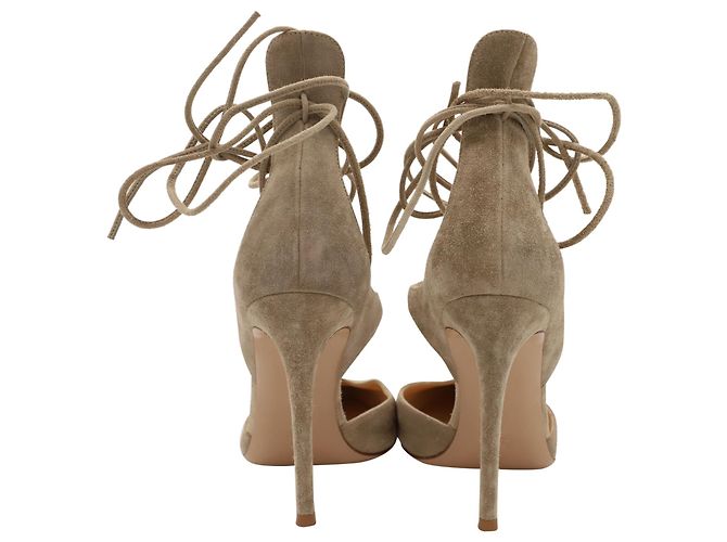 Gianvito Rossi Ankle Wrap Pumps aus beigem Wildleder - Ansicht 4