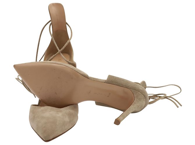Gianvito Rossi Ankle Wrap Pumps aus beigem Wildleder - Ansicht 6