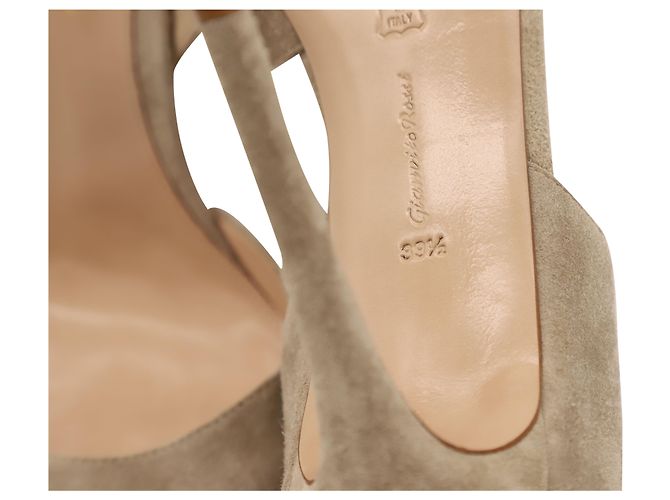 Gianvito Rossi Ankle Wrap Pumps aus beigem Wildleder - Ansicht 7