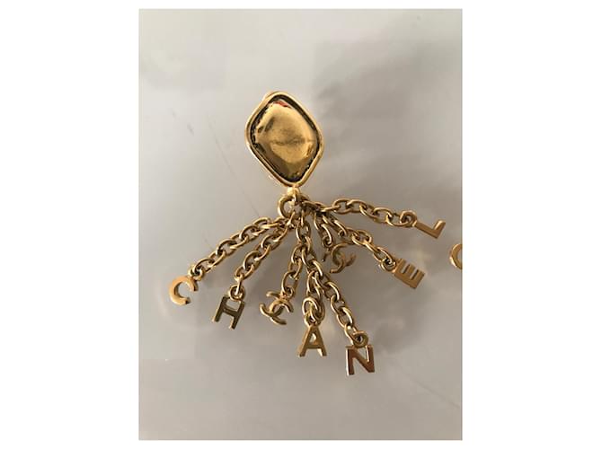 Orecchini Chanel con Charm Logo Oro Gold hardware - vista 2