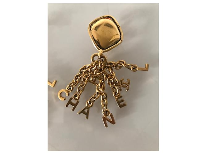 Orecchini Chanel con Charm Logo Oro Gold hardware - vista 3