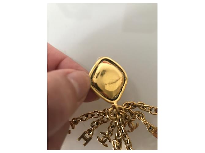 Orecchini Chanel con Charm Logo Oro Gold hardware - vista 4