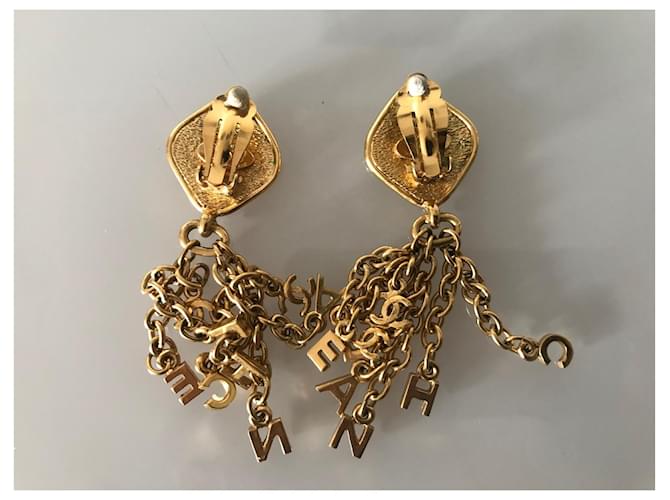 Orecchini Chanel con Charm Logo Oro Gold hardware - vista 5