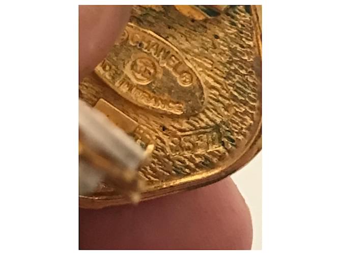 Orecchini Chanel con Charm Logo Oro Gold hardware - vista 7