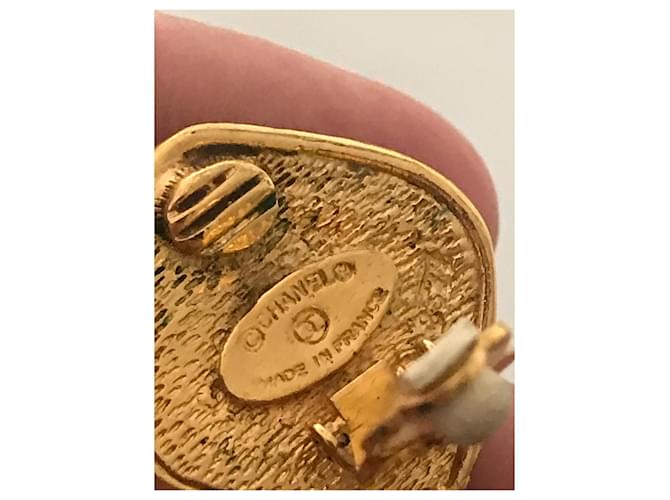Orecchini Chanel con Charm Logo Oro Gold hardware - vista 8