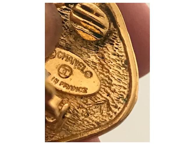 Orecchini Chanel con Charm Logo Oro Gold hardware - vista 9