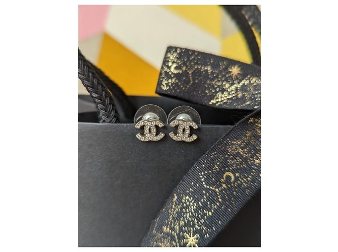 Chanel CC A13V Classic Kristall-Silber-Hardware-Logo-Ohrringe Box-Tag - Ansicht 2
