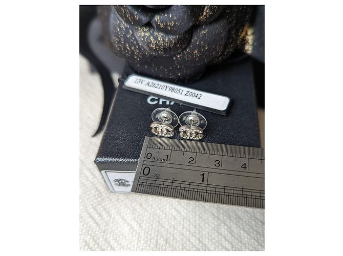 Chanel CC A13V Classic Kristall-Silber-Hardware-Logo-Ohrringe Box-Tag - Ansicht 4