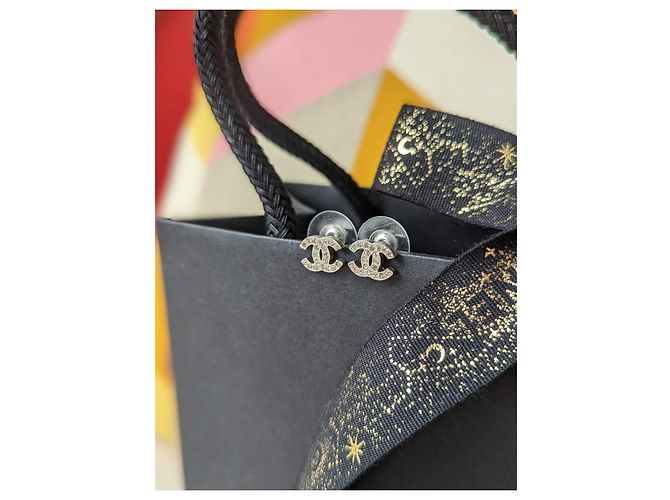 Chanel CC A13V Classic Kristall-Silber-Hardware-Logo-Ohrringe Box-Tag - Ansicht 8