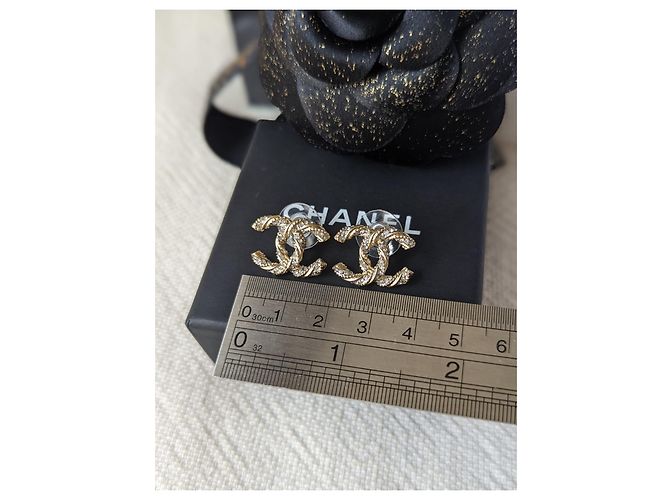 Chanel CC 13P Orecchini con logo in cristallo intrecciato scatola hardware color oro D'oro - vista 11