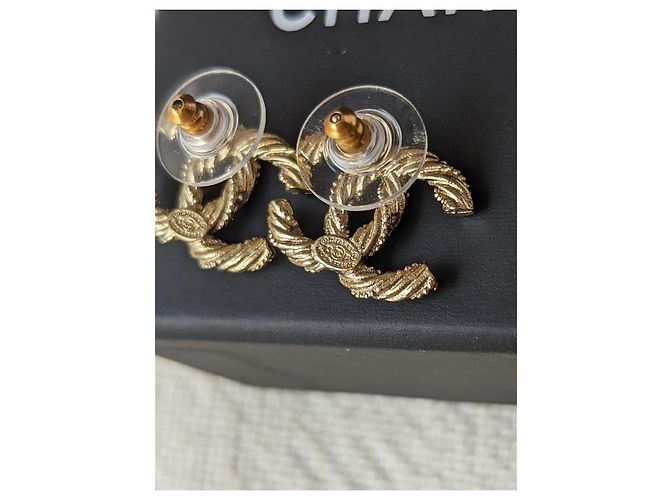Chanel CC 13P Orecchini con logo in cristallo intrecciato scatola hardware color oro D'oro - vista 2