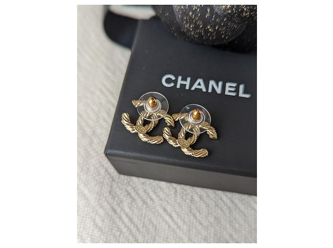 Chanel CC 13P Orecchini con logo in cristallo intrecciato scatola hardware color oro D'oro - vista 3