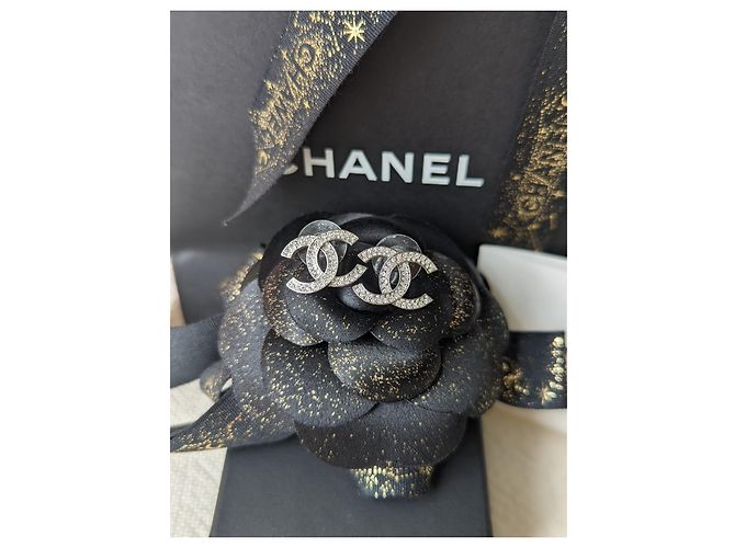 Chanel CC B20S Classic Crystal Silver Hardware Logo Pendientes caja tarjeta Plata - vista 10