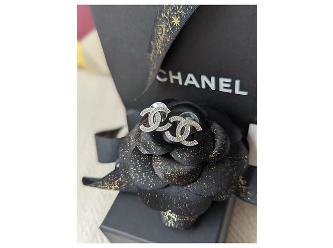Chanel CC B20S Classic Crystal Silver Hardware Logo Pendientes caja tarjeta Plata - vista 12