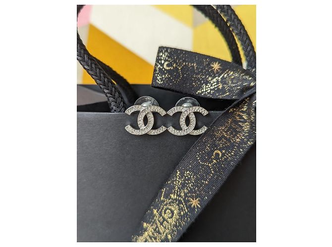 Chanel CC B20S Classic Crystal Silver Hardware Logo Pendientes caja tarjeta Plata - vista 2