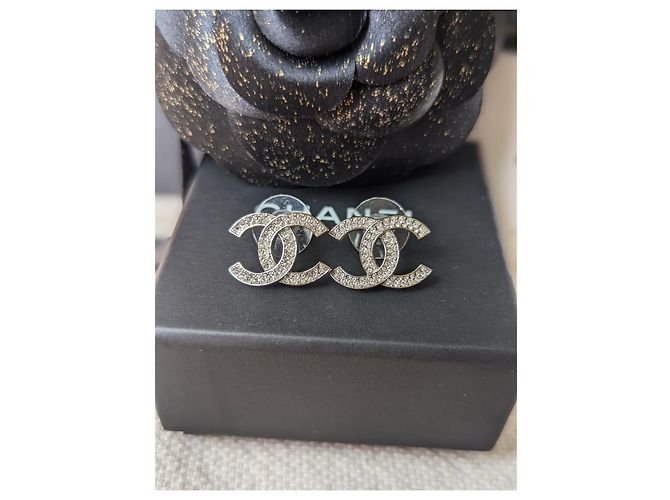 Chanel CC B20S Classic Crystal Silver Hardware Logo Pendientes caja tarjeta Plata - vista 3