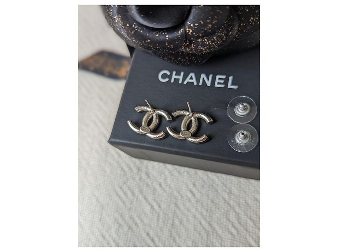 Chanel CC B20S Classic Crystal Silver Hardware Logo Pendientes caja tarjeta Plata - vista 5