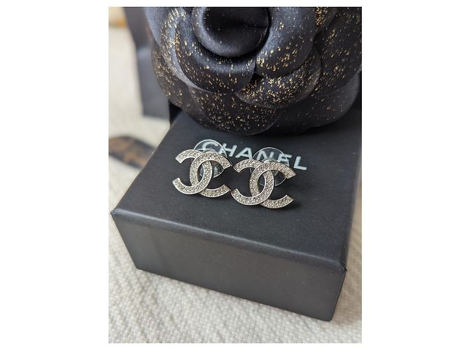 Chanel CC B20S Classic Crystal Silver Hardware Logo Pendientes caja tarjeta Plata - vista 6