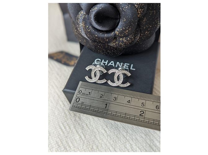 Chanel CC B20S Classic Crystal Silver Hardware Logo Pendientes caja tarjeta Plata - vista 7