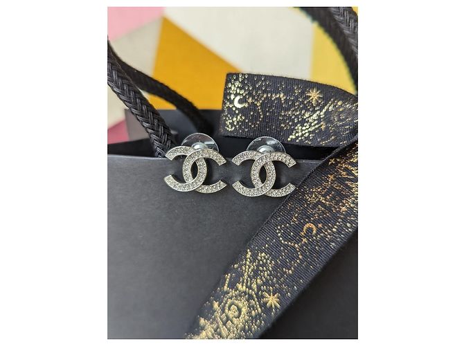 Chanel CC B20S Classic Crystal Silver Hardware Logo Pendientes caja tarjeta Plata - vista 8