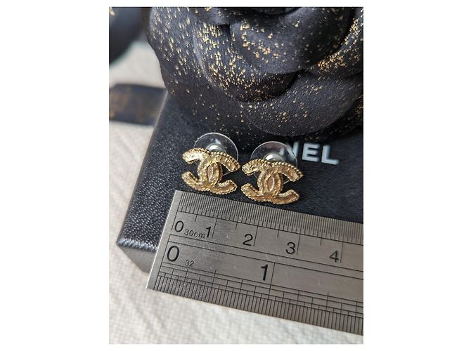 Chanel CC 12A orecchini GHW tono oro orecchini a bottone con scatola D'oro - vista 5