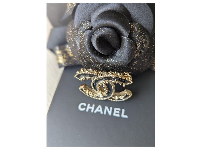Chanel CC B14Spilla GHW in cristallo con logo arruffato in smalto nero V - vista 10