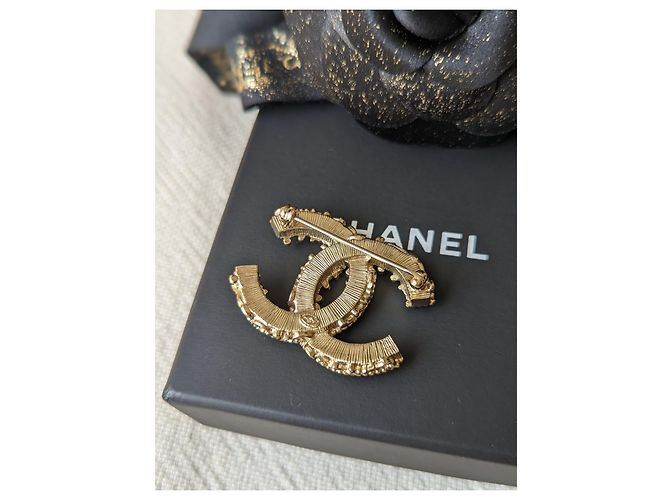 Chanel CC B14Spilla GHW in cristallo con logo arruffato in smalto nero V - vista 11