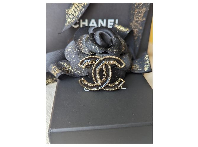 Chanel CC B14Spilla GHW in cristallo con logo arruffato in smalto nero V - vista 12