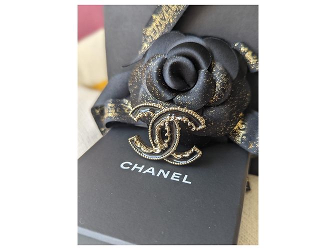 Chanel CC B14Spilla GHW in cristallo con logo arruffato in smalto nero V - vista 13