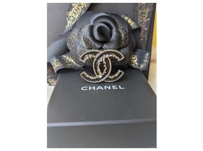 Chanel CC B14Spilla GHW in cristallo con logo arruffato in smalto nero V - vista 2