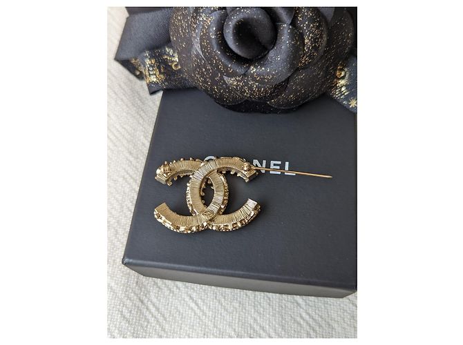 Chanel CC B14Spilla GHW in cristallo con logo arruffato in smalto nero V - vista 5