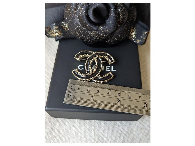 Chanel CC B14Spilla GHW in cristallo con logo arruffato in smalto nero V - vista 9