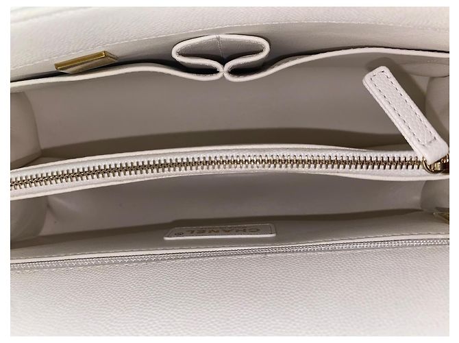 Bolsa Chanel Diamond acolchoada com alça superior em couro caviar branco - vista 6
